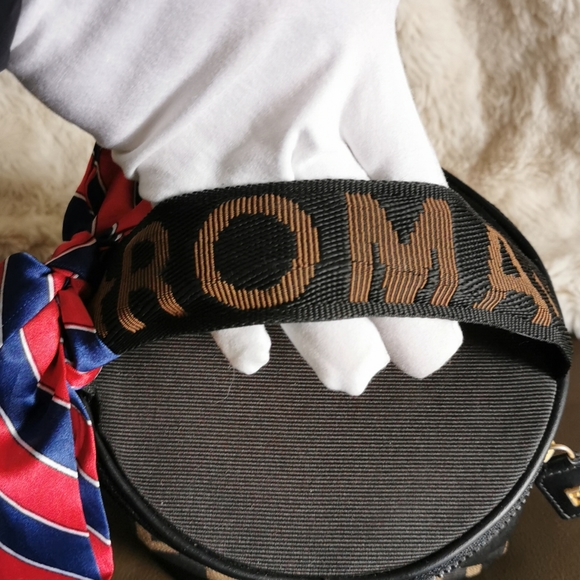 Authentic Fendi bucket - Picture 2 of 9